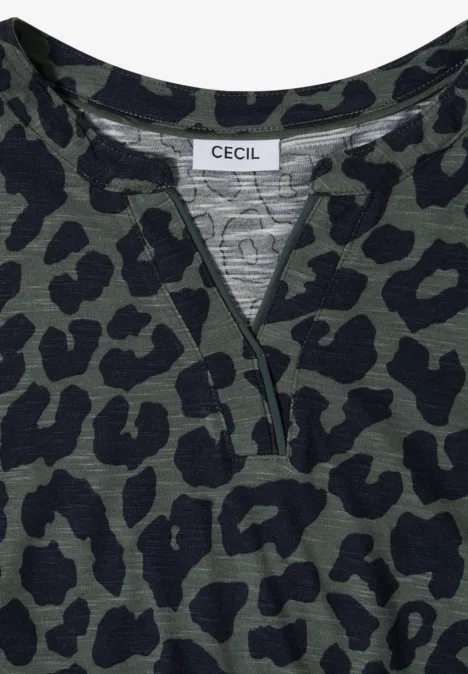 Dunkelgrünes Oberteil mit schwarzem Leopard-Camouflage-Muster, V-Ausschnitt und CECIL-Label im Nacken.