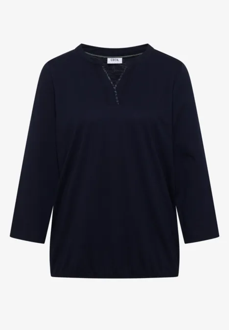 Dunkelblaues Shirt mit 3/4-Ärmeln und kleinem V-Ausschnitt.