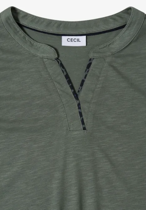 Olivgrünes T-Shirt mit V-Ausschnitt und Zierknopfleiste, Label 'CECIL' im Nacken.