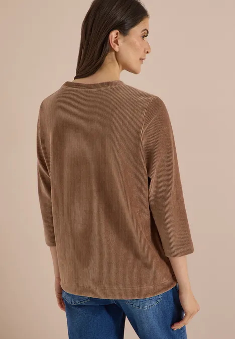 3/4-mouw Shirt van corduroy met trekkoord creamy mocha Rückansicht: Frau trägt braunes, samtiges 3/4-Arm-Shirt und blaue Jeans.
