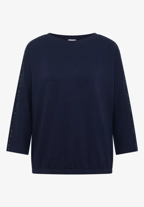 Schlichtes dunkelblaues Shirt mit 3/4-Ärmeln und Rundhalsausschnitt.