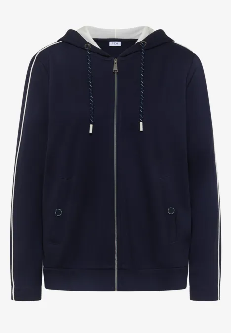 Dunkelblauer Kapuzenpullover mit Reißverschluss, kontrastierenden Seitentaschen und hellen Streifen an den Ärmeln.