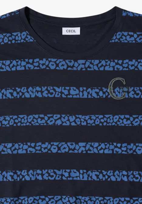 Schwarzes T-Shirt mit blauen Leopardenmuster-Streifen und kleinem Logo auf der Brust.