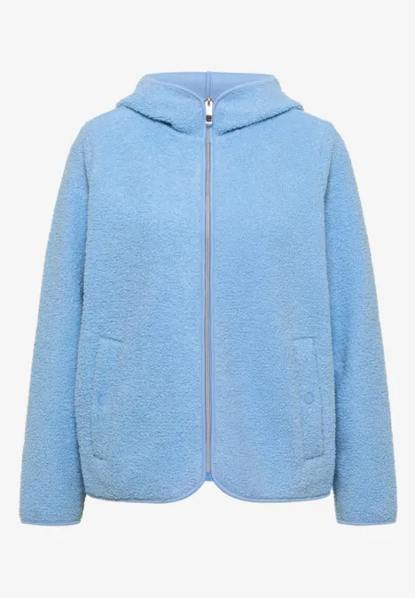 Hellblauer Fleece-Kapuzenpullover mit Reißverschluss und Taschen.