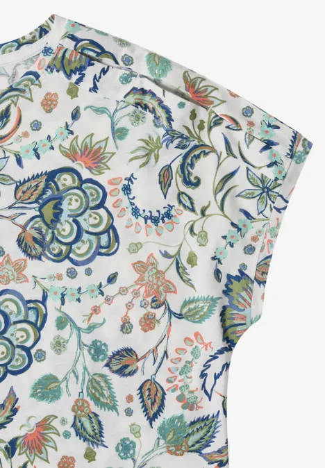 Witte stof met blauwgroen-oranje bloemenprint in een oosterse sierstijl