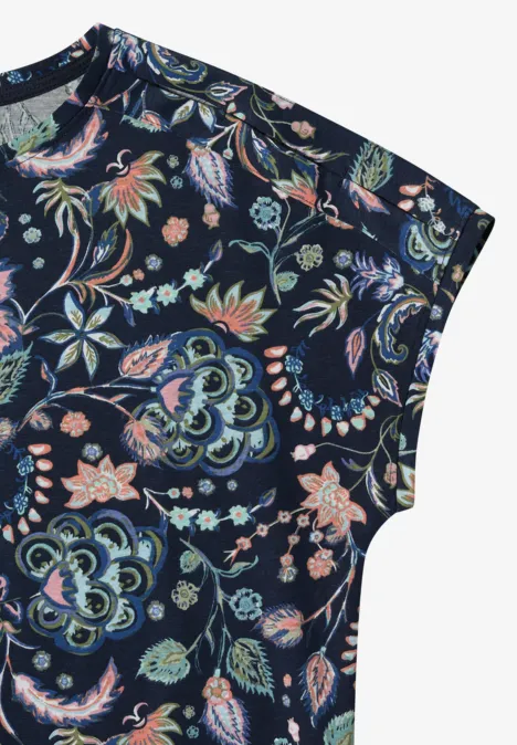 Donkerblauw damestopje met korte mouwen en kleurrijk, fijn bloemmotief.