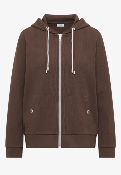 Braune Kapuzenjacke mit Reißverschluss, weißen Kordeln und zwei Fronttaschen.