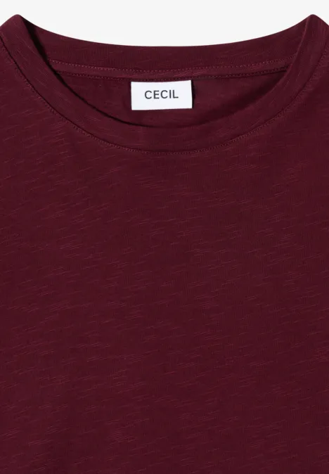 Bordeauxfarbenes T-Shirt mit rundem Halsausschnitt und CECIL-Label im Nacken.
