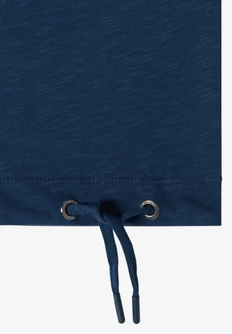 Nahaufnahme eines marineblauen Kleidungsstücks mit Tunnelzug und Metallösen am Saum