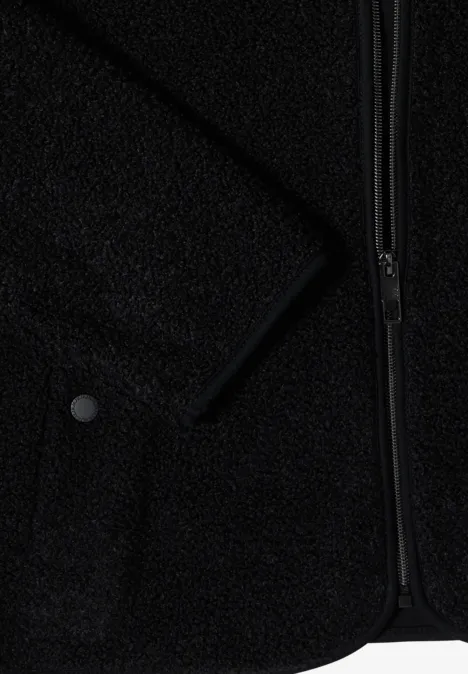 Detailaufnahme einer schwarzen Fleecejacke mit Reißverschluss, Druckknopf und weicher, strukturierter Oberfläche.