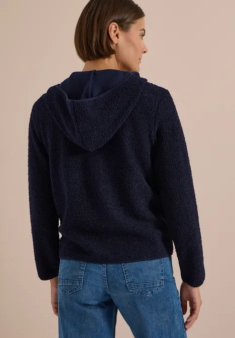 Teddy-Jacke mit Kapuze in Unifarbe urban dark blue Frau von hinten in dunkelblauer Teddy-Fleece-Kapuzenjacke und Jeans.
