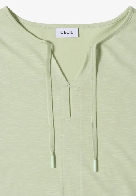 Hellgrünes Langarmshirt mit V-Ausschnitt und Tunnelzug, Label 'CECIL' innen.