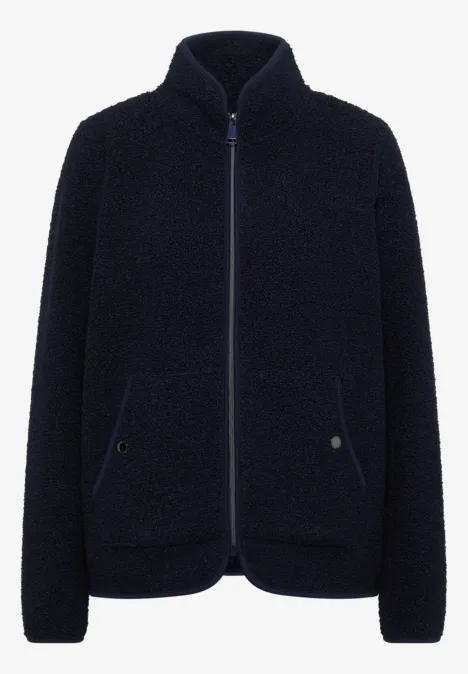 Dunkelblaue Fleecejacke mit Reißverschluss und aufgesetzten Taschen.