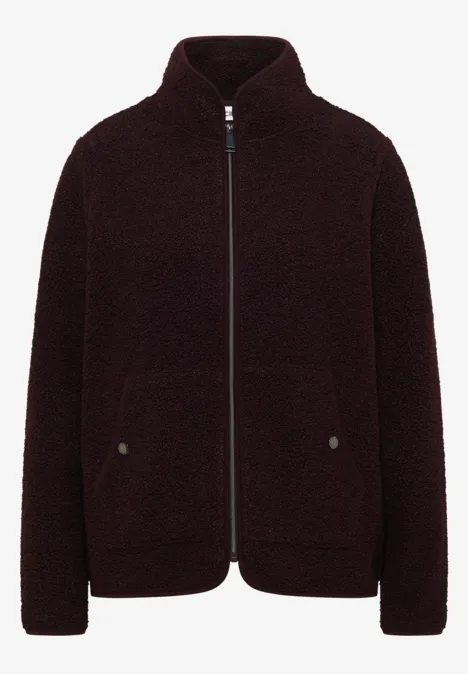 Weinrote Teddy-Fleecejacke mit Stehkragen, Reißverschluss und aufgesetzten Taschen.