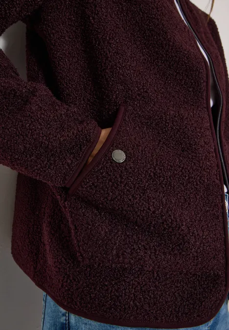 Burgunderroter, melierter Fleece-Mantel mit Reißverschluss und seitlicher Tasche mit Druckknopf.