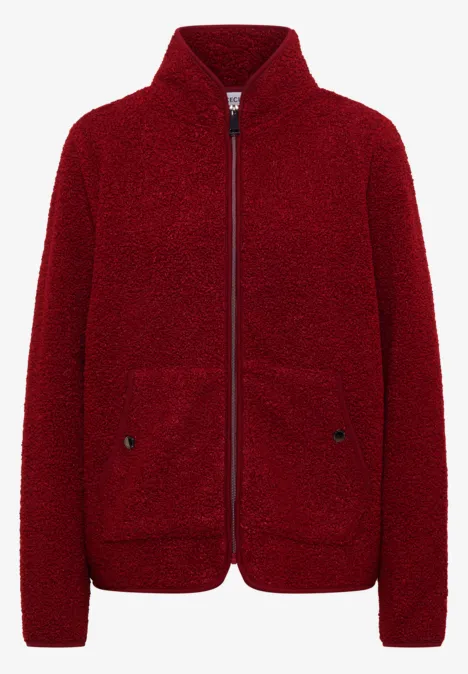 Rote Teddy-Fleecejacke mit Reißverschluss, hohem Kragen und zwei aufgesetzten Taschen.