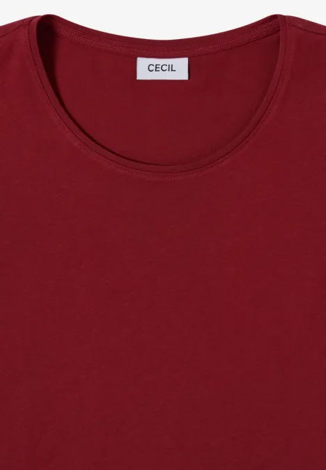 Ein weinrotes CECIL-T-Shirt, von oben auf weißem Hintergrund fotografiert.