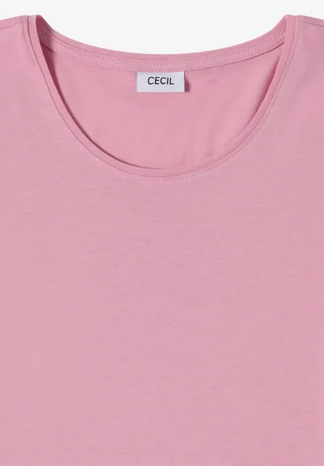 Ein rosa T-Shirt mit rundem Ausschnitt und einer weißen Markenkennzeichnung 'CECIL' am Kragen.