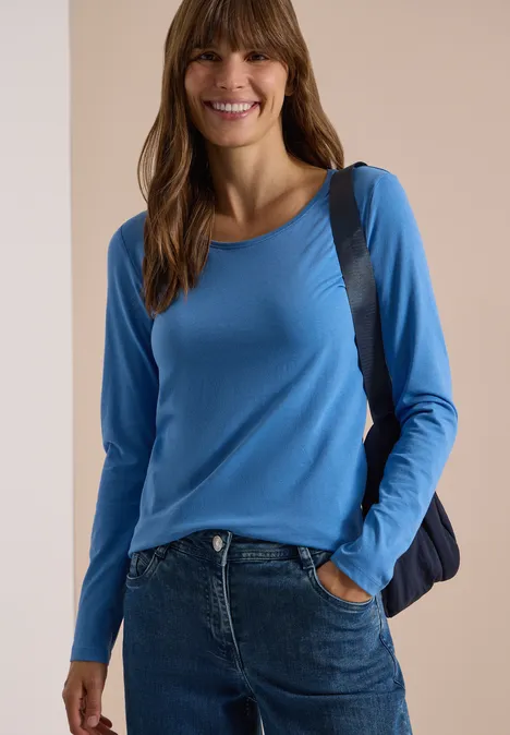 Basic Shirt mit Rundhals im 2er-Pack truffle brown/north blue Frau lächelnd in blauem Langarmshirt und Jeans mit Umhängetasche