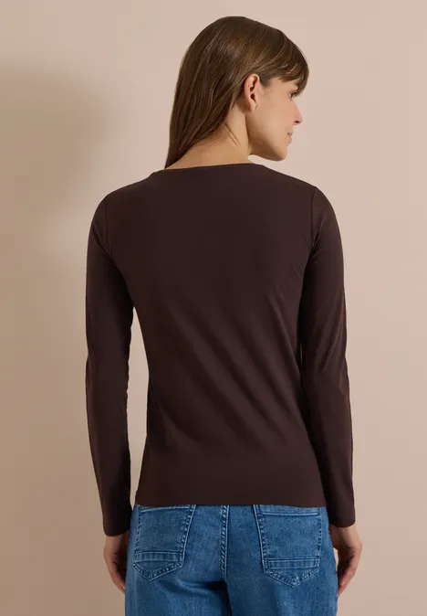 Basic Shirt mit Rundhals im 2er-Pack truffle brown/north blue Rückansicht einer Frau in braunem Langarmshirt und blauer Jeans vor beigem Hintergrund.