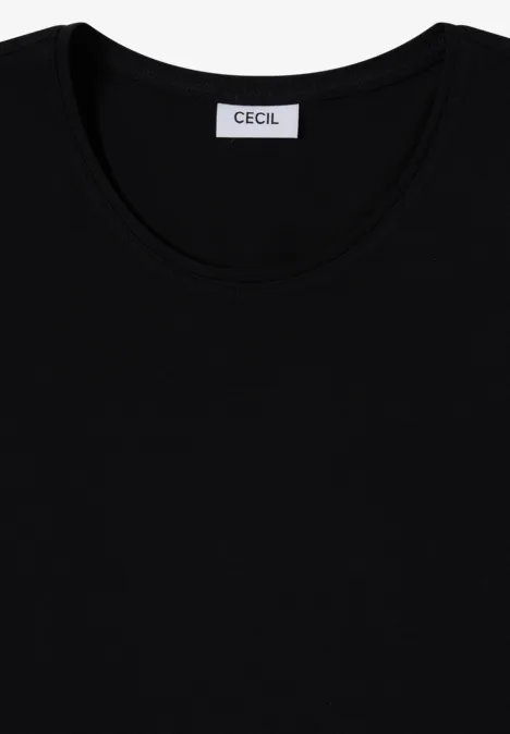 Ein schlichtes schwarzes T-Shirt mit Rundhalsausschnitt, auf einem weißen Hintergrund gefaltet.