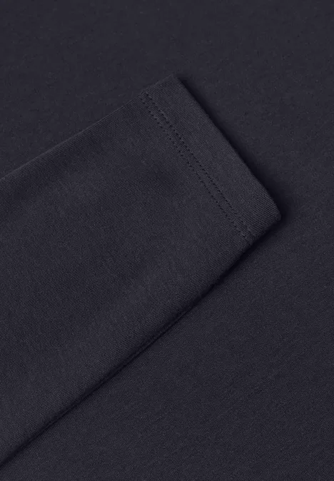 Langarm Shirt in Unifarbe mit V-Neck urban dark blue Nahaufnahme eines schwarzen Langarmshirts mit sichtbarer Naht am Ärmel auf einfarbigem Hintergrund.