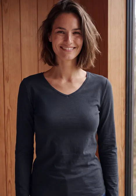 Langarm Shirt in Unifarbe mit V-Neck urban dark blue Frau mit braunen Haaren, lächelnd, schwarzes Langarmshirt vor Holzwand.