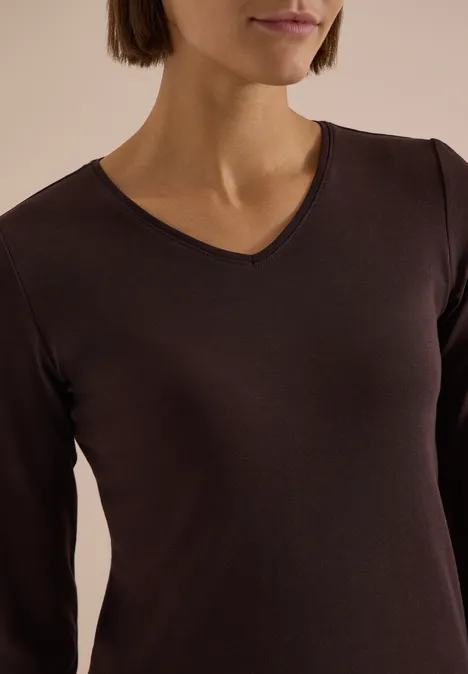 Langarm Shirt in Unifarbe mit V-Neck truffle brown Frau im dunkelbraunen Langarmshirt mit V-Ausschnitt.