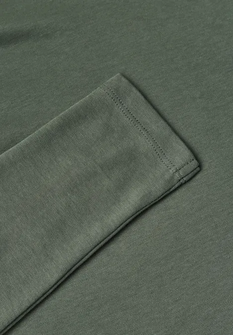 Longsleeve met V-hals dried olive green Nahaufnahme eines olivgrünen Langarm-T-Shirts mit sichtbarer Saumnaht.
