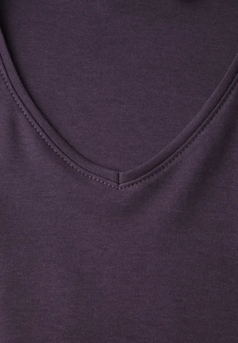 Langarm Shirt in Unifarbe mit V-Neck lilac shadow Nahaufnahme eines lila T-Shirts mit V-Ausschnitt aus weichem Stoff.