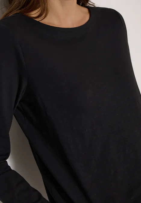 Prosty czarny longsleeve na torsie.