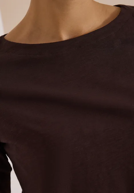 Langarm Shirt mit U-Boot-Ausschnitt truffle brown Nahaufnahme eines braunen Oberteils an Schulter- und Halsbereich einer Person