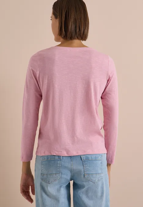 Langarm Shirt mit U-Boot-Ausschnitt mellow rose Person von hinten trägt rosa Langarmshirt und blaue Jeans.