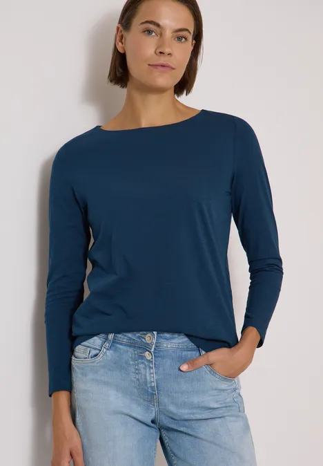 Langarm Shirt mit U-Boot-Ausschnitt moonlight blue Frau trägt dunkelblaues Langarmshirt und Jeans, eine Hand in Tasche