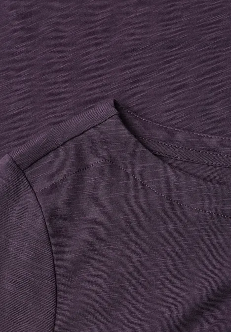 Langarm Shirt mit U-Boot-Ausschnitt lilac shadow Nahaufnahme eines lila T-Shirts mit Rundhalsausschnitt und Schulterpartie.