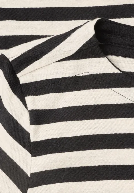 Langarm Shirt mit Boat Neck und Streifen Black Nahaufnahme eines T-Shirts mit schwarzen und weißen Querstreifen