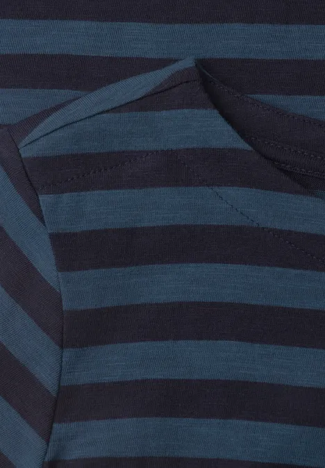 Ausschnitt eines blau-dunkelblau gestreiften Rundhals-Shirts.