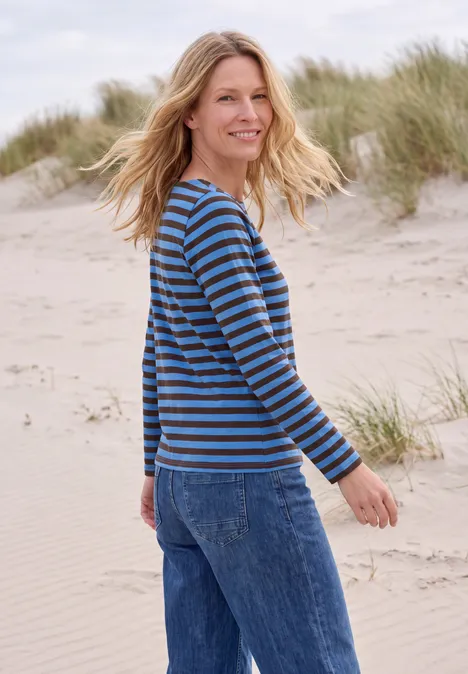 Langarm Shirt mit Boat Neck und Streifen north blue Frau in gestreiftem Pullover am Strand vor Dünen.