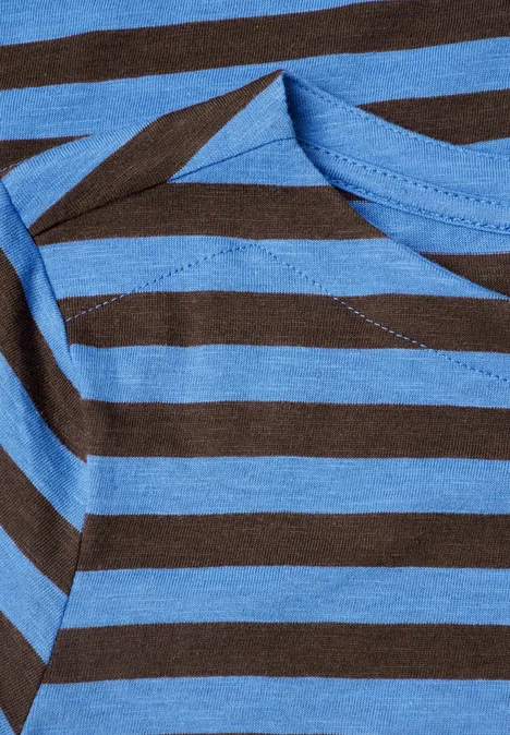 Langarm Shirt mit Boat Neck und Streifen north blue Nahaufnahme eines blau-schwarz gestreiften T-Shirts mit leichter Stofffalte.