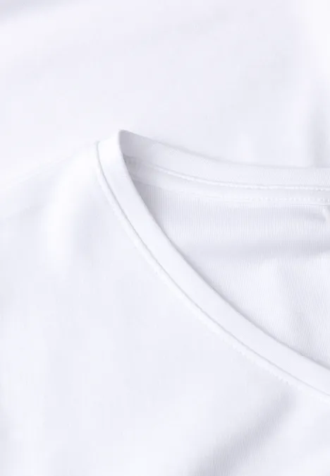 Nahaufnahme eines weißen T-Shirts mit Rundhalsausschnitt.