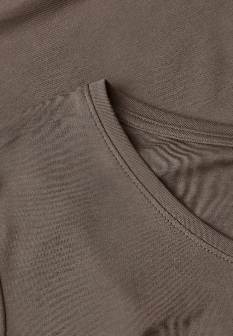 Nahaufnahme zweier brauner Baumwoll-T-Shirts mit Rundhalsausschnitt.