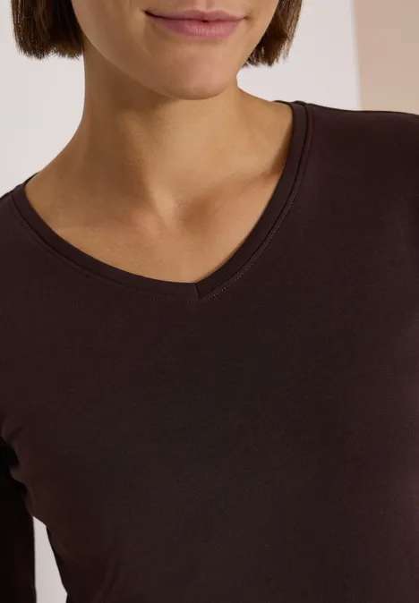 3/4-Arm Shirt in Unifarbe mit V-Neck truffle brown Eine Frau trägt ein dunkelbraunes, langärmliges Shirt mit V-Ausschnitt.