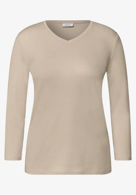 Beiges Langarmshirt mit V-Ausschnitt.