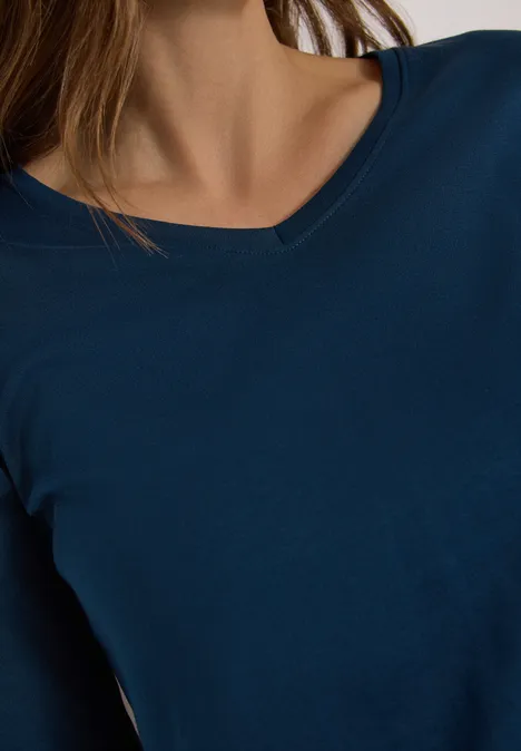 3/4-Arm Shirt in Unifarbe mit V-Neck moonlight blue Ausschnitt eines blauen V-Ausschnitt-Shirts an einer Person, nur Oberkörper.