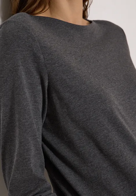 Langarm Shirt mit U-Boot-Ausschnitt black melange Ein dunkelgraues, langärmeliges Oberteil mit weitem Halsausschnitt an einer Person vor hellem Hintergrund.