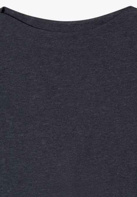 Een eenvoudig, effen donkergrijs T-shirt zonder opdruk.