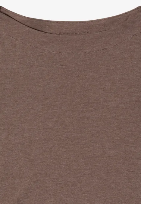 Een effen bruin T-shirt met ronde hals.