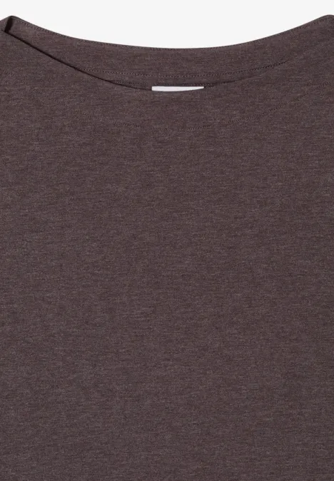 T-shirt brun foncé uni, à plat sur fond blanc, sans motif.