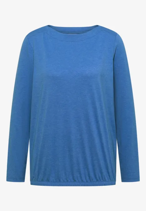 Un t-shirt bleu uni à manches longues et col rond.