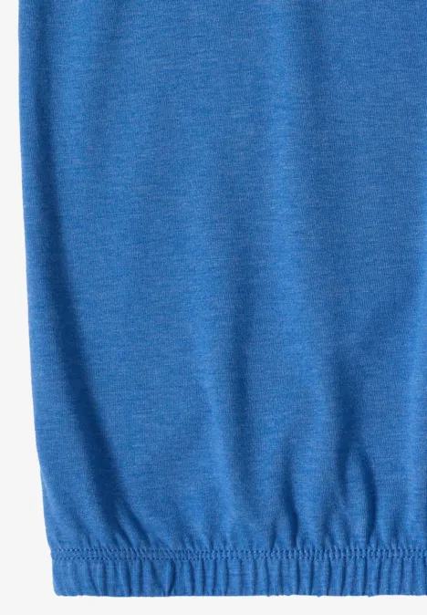 Gros plan sur un tissu bleu à ourlet élastiqué